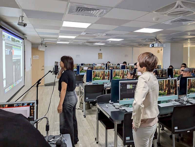 世新大學「廣電影音製播人才創意培訓計畫」學員在課程期間熟悉了燈光、成音、剪輯等技術。（世新大學提供）