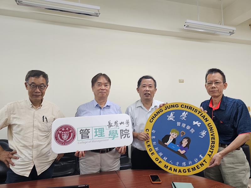 長榮大學陳春志老師（右1）和許光毅老師（右2）獲「教育部跨域種子教師認證」