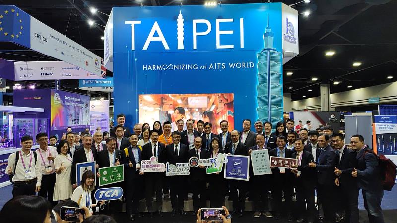 交通部次長陳彥伯(前排右9)、遠傳企業客戶執行副總暨ITS Taiwan副理事長曾詩淵(前排右10)、六都交通局等代表出席「台北館」開幕式。