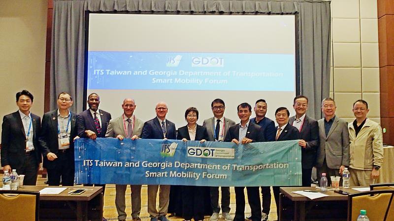遠傳企業客戶執行副總、中華智慧運輸協會(ITS Taiwan)副理事長曾詩淵(右7)協助促成「台灣美國喬治亞州智慧運輸雙邊論壇」。