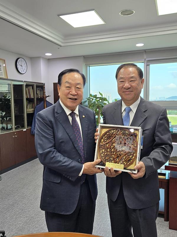 2025年救國團幹部韓國訪問團團長葛永光主任與韓國青少年聯盟前總裁暨現任國會議員韓起鎬先生