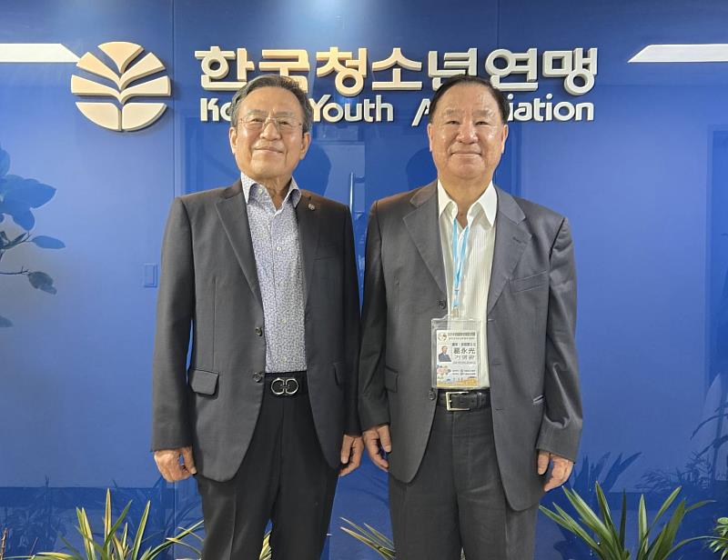 2025年救國團幹部韓國訪問團團長葛永光主任與韓國青少年聯盟金賢執總裁合影