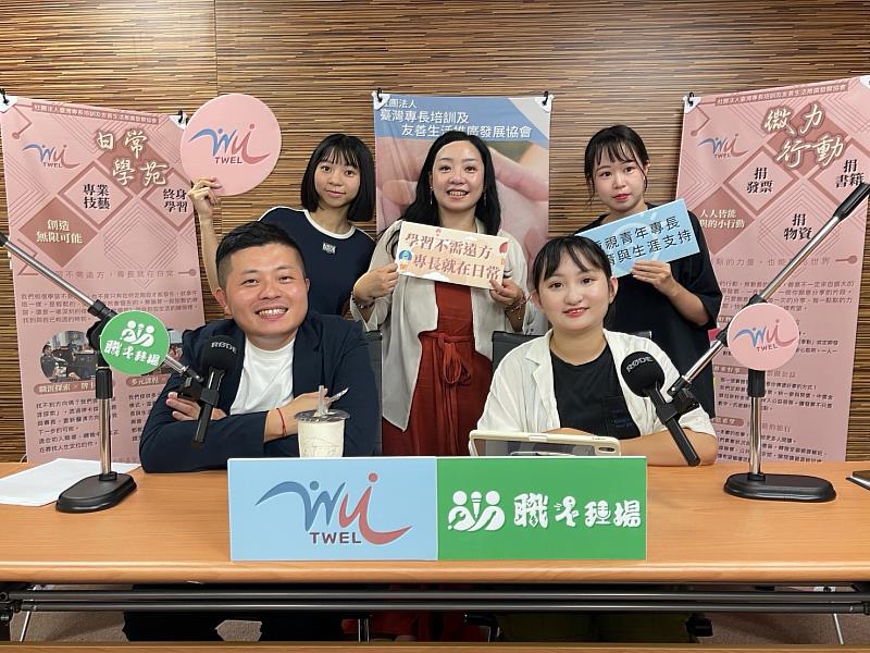 公廣系Podcast專訪展現產學實戰力,與受訪來賓世紀化學有限公司總經理特助葉冠廷(前排左)合影