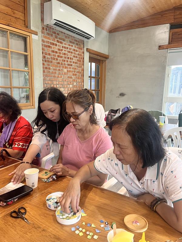 何若齊老師(左2)指導學員實作