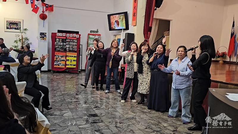 各僑團輪流演唱臺灣經典歌曲,徐佳青(左1)與駐阿根廷代表處大使謝妙宏(右4)熱情互動,與僑胞一同共享溫暖歡樂的時刻