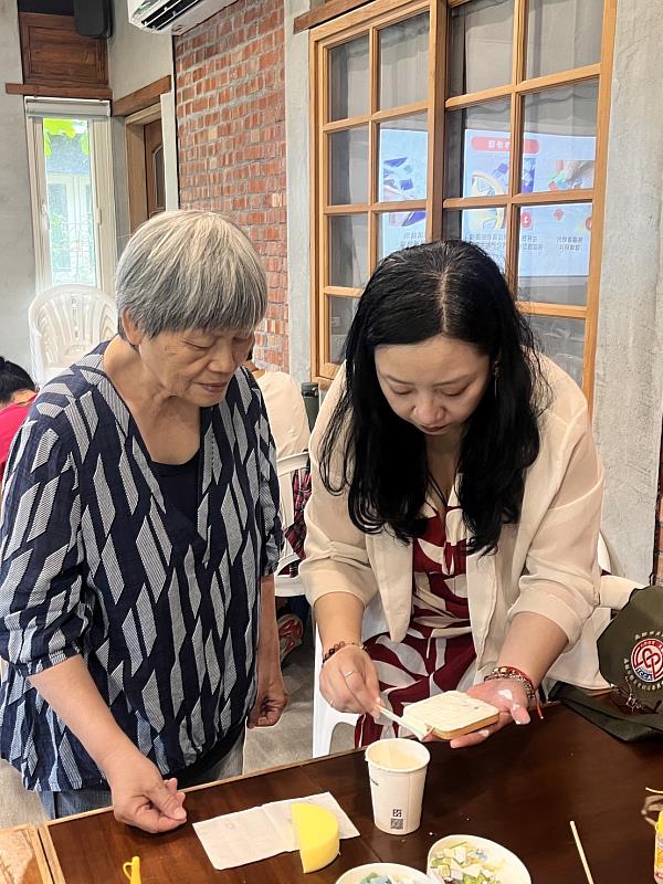 公廣系攜手業主於養護之家舉辦創意手作課程,何若齊老師(右)指導學員實作