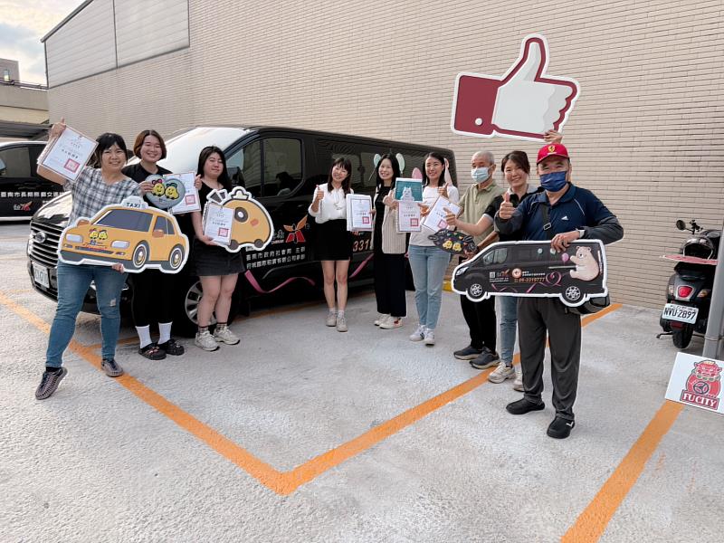 葉乃慧老師(左5)與台一大車隊張逸涵總經理(左4)、乘跡共乘張尹亭總經理(右4)、府城國際租賃有限公司張嫚容總經理(右2)開心獲頒結訓證書