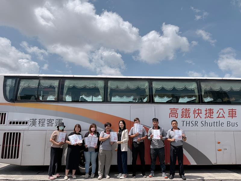 漢程客運張淑娟副理(左4)、葉乃慧老師與獲頒結訓證書學員開心大合影