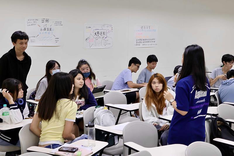 大傳系蔡依霖助理教授指導新生如何辨別報導中的事實與意見。（圖／淡江大學提供）