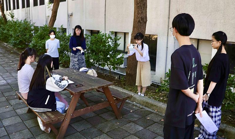 隊輔帶領新生進行自我介紹影片拍攝。（圖／淡江大學提供）