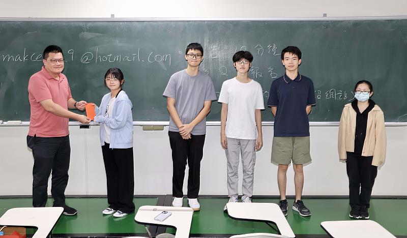 教科系鍾志鴻副教授（左1）頒獎予成果發表第一名「活化淡水老街」小組。（圖／淡江大學提供）
