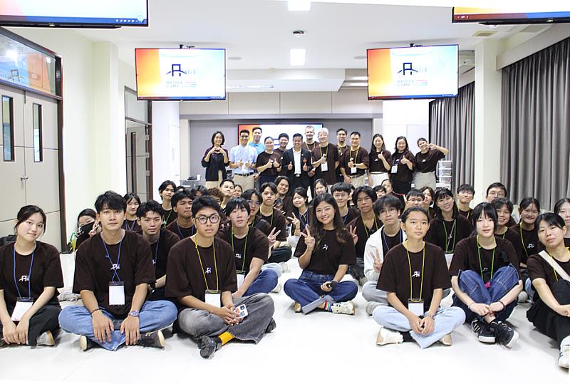 泰國先皇技術學院(KMITL)於今年暑期(8月3至10日)舉辦「Asia Innovation Bridge Camp 2025」,台日兩國分別有國立高雄科技大學以及日本福岡工業大學(FIT)共同派出學生參加。合計36名學生跨國混和組隊進行設計挑戰以及文化交流活動。