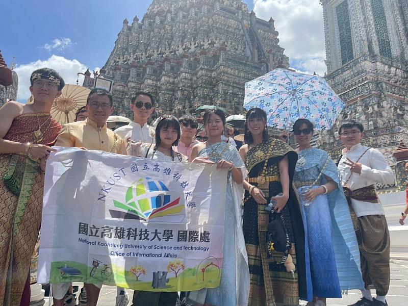 泰國「Asia Innovation Bridge Camp 2025」暑期營隊在結束分組任務後，前往曼谷進行企業參訪，以及著傳統泰服參觀鄭王廟，體驗鄭王朝的歷史氛圍。