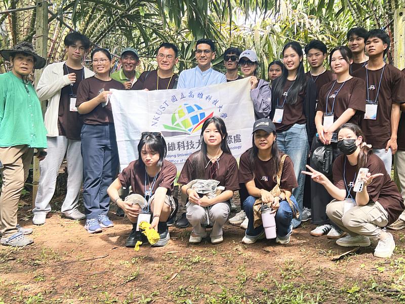 「Asia Innovation Bridge Camp 2025」8天營隊期間，最大的田野任務，就是組隊走入社區、進行田調、提出創意方案。圖為榴槤組體驗採收，並且從行銷角度打造品牌Logo來提升果農競爭力。另有螃蟹組、民宿觀光組。