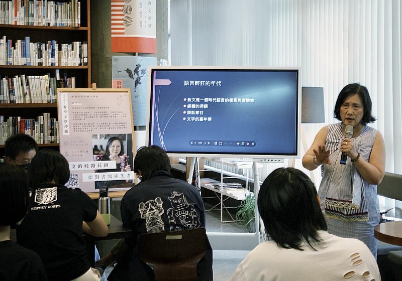 東海大學中文系日前舉辦文學沙龍，邀請當代文學創作的重要推手暨榮譽教授周芬伶，分享她對當代散文創作的觀察與思考。