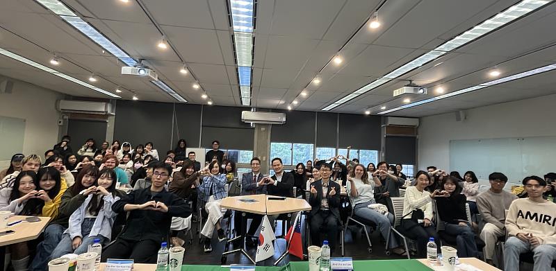圖二：實踐大學國際學程學生與韓國來訪學生進行韓國文化交流體驗。