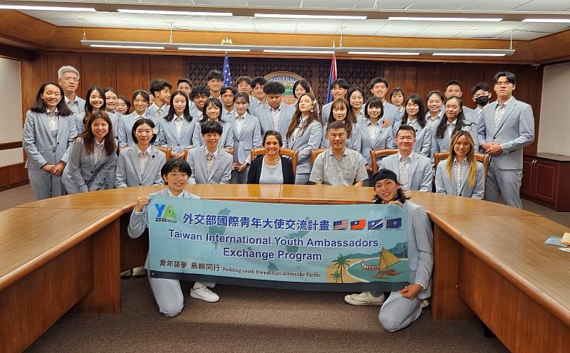 國際青年大使拜會關島總督古蕾露（Lourdes A. Leon Guerrero）