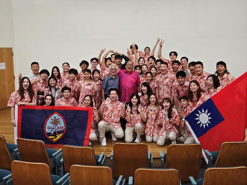 關島議會議長布拉斯（Frank Blas Jr.，中間著紅衣者）出席「台灣之夜」文化展演主動與青年大使合影