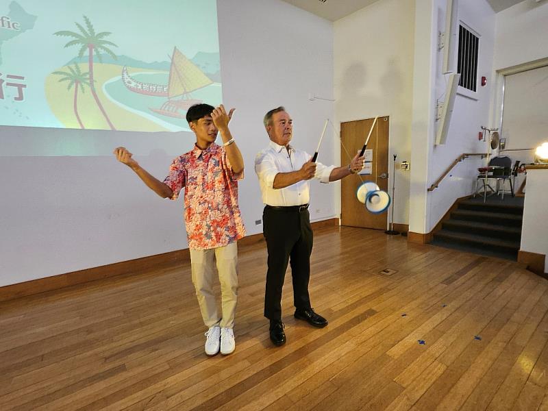 關島美國聯邦眾議員莫伊蘭(James Moylan)於「台灣之夜」文化展演與青年大使拋接扯鈴同樂