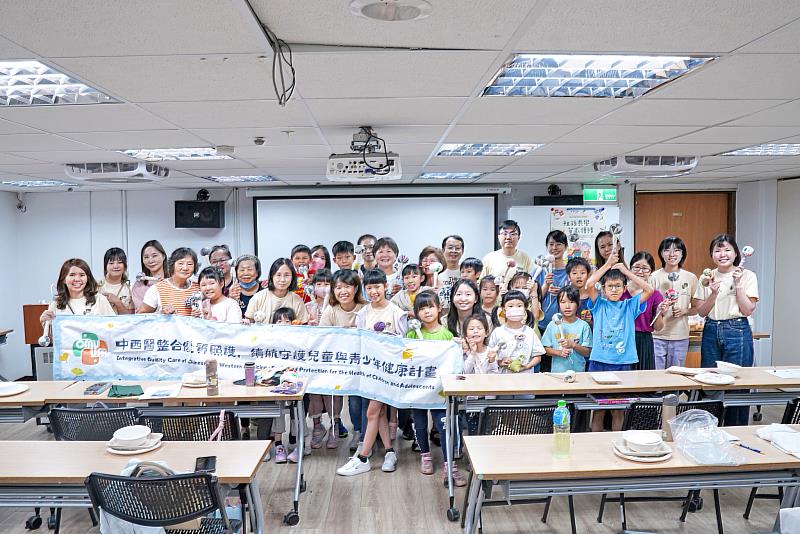 參與本校「祖孫共學，草本傳情」活動的民眾合影。