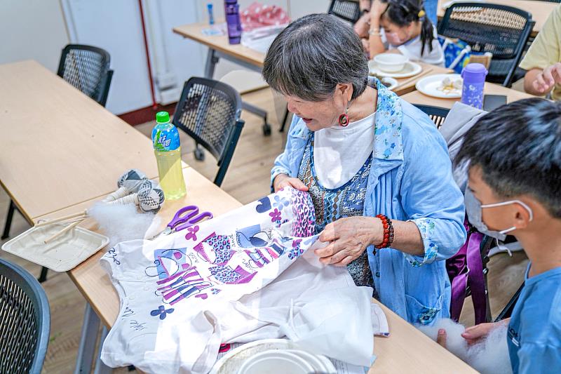 永續再利用家中的廢棄衣物來當作材料。