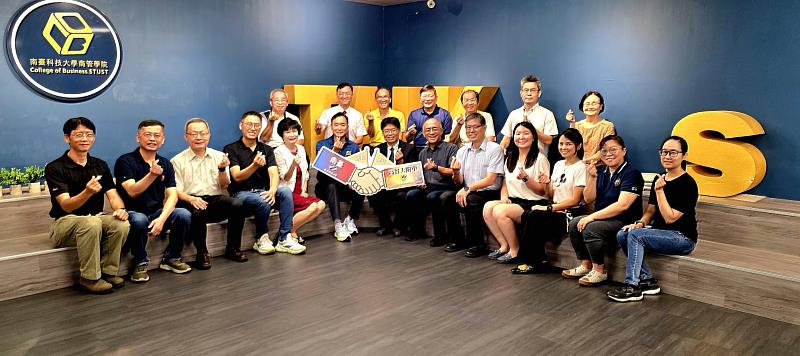 南臺科大與國立高雄餐旅大學附屬餐旅高級中等學校MOU簽約儀式大合照。圖為南臺科大校長黃能富、高餐大附中學校長陳森杰、莫素娟理事長與兩校師長團隊,共同見證這場AI與餐旅教育攜手合作的重要時刻。