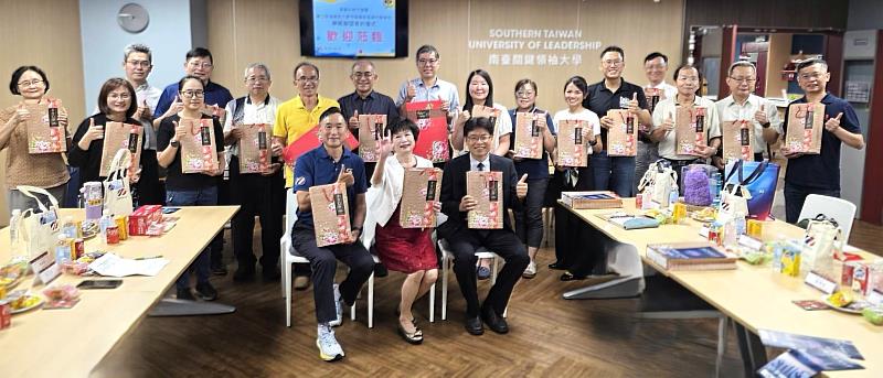 南臺科大與高餐大附中簽署MOU,莫理事長特別準備由聲暉聯合會學生親手製作的精緻點心,作為贈送給與會師長的禮物,展現她對每一次策略聯盟簽訂的熱情支持與投入。兩校師長們開心合影,共享這份溫馨的時刻,也期許未來兩校合作更加緊密。