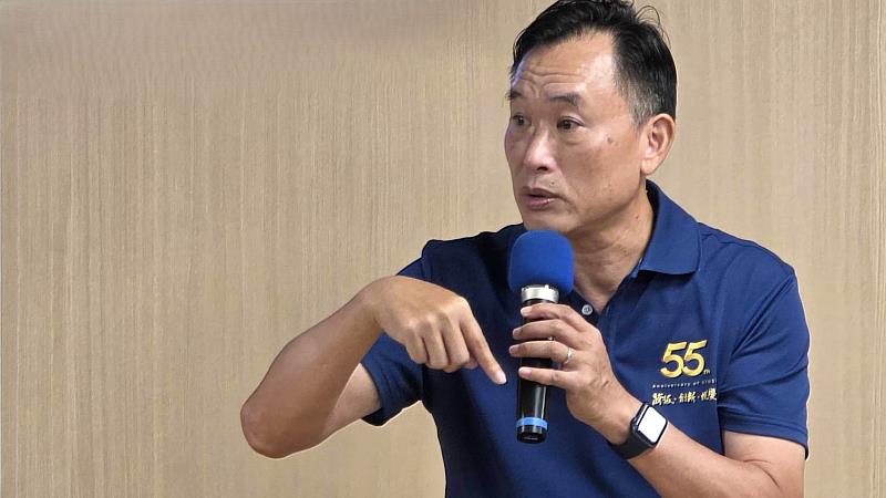 南臺科技大學校長黃能富於簽約儀式中致詞。他表示,南臺科大致力將「AI應用於百工百業」的技術優勢,與高餐附中在餐飲專業的深厚底蘊緊密結合。黃校長指出,這項合作是南臺科大「AI起航 南臺領航」精神在餐飲領域的具體實踐,並與AI發展同步,共同打造具備AI思維的技職新職人,為大南方地區的產業升級注入活水。
