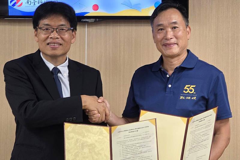 南臺科大校長黃能富與高餐大附中校長陳森杰簽署MOU，兩校攜手推動技職教育AI轉型，將AI技術與餐旅專業深度結合，共同為台灣餐旅教育培育未來人才。
