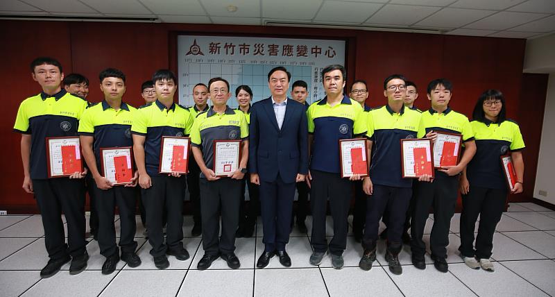 消防局長李世恭頒發感謝狀，肯定同仁傑出表現。