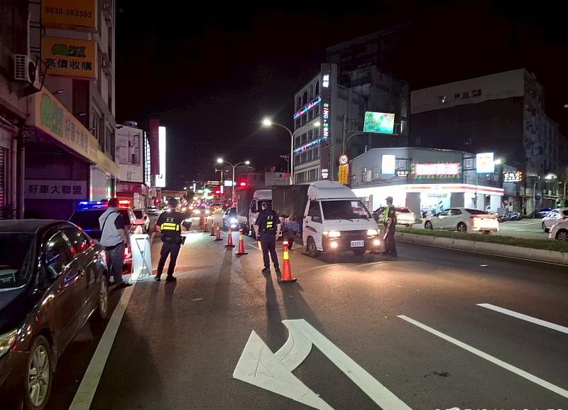 環警監夜間聯合攔查照片