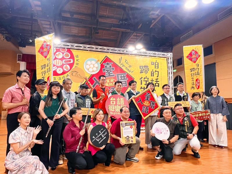 2025年「臺南臺語月」於9月全月熱鬧展開，啟動儀式由副秘書長徐健麟、文化局長黃雅玲、多位議員民代共同出席，現場氣氛熱烈。