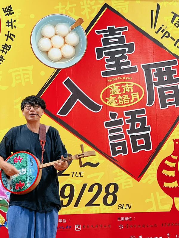 展演節目延續去年深獲好評「市井潮語」系列,邀請眾多藝術團隊演出,讓臺語在小巷舞臺展現新潮風貌。