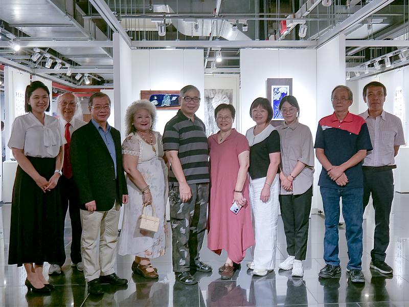 【藝術家與貴賓合照】－藝術與文化界好友齊聚一堂，為展覽增添溫暖與光彩。
