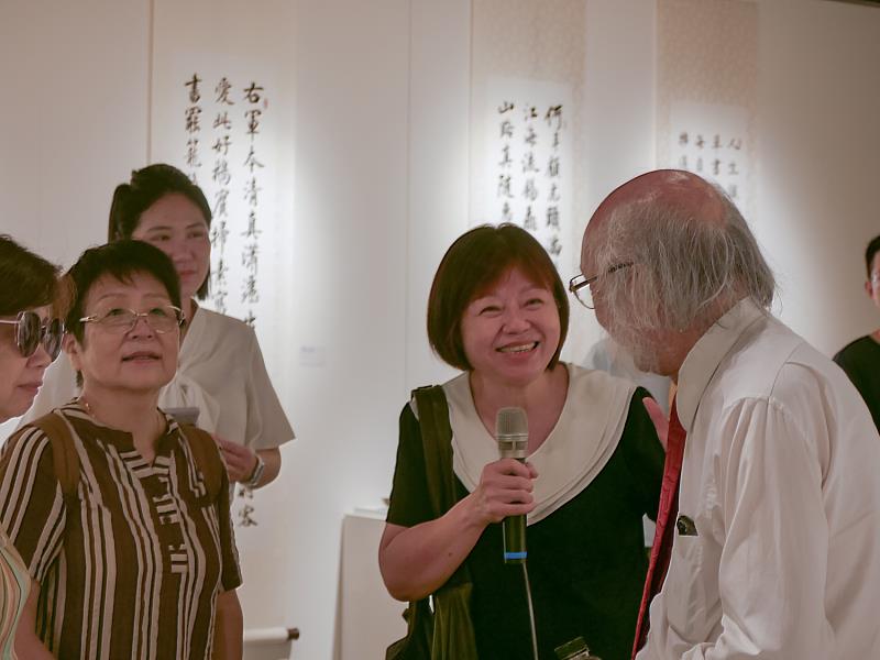 【林俞君老師導覽】－與觀眾互動熱絡，讓筆墨之美更貼近大家的心靈。