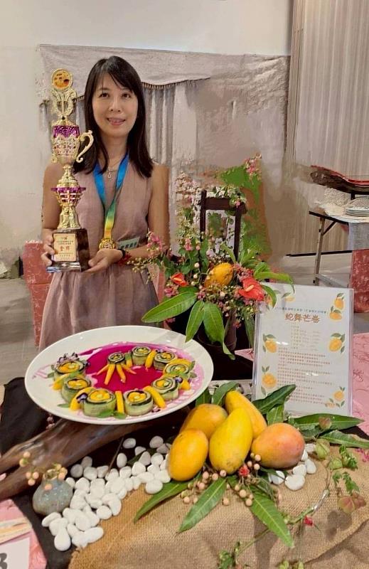 中信科大學生王綉雯作品《蛇舞芒卷》榮獲「2025臺南國際芒果節－芒著開趴料理賽」金牌獎座和獎狀。（圖/中信科大提供）