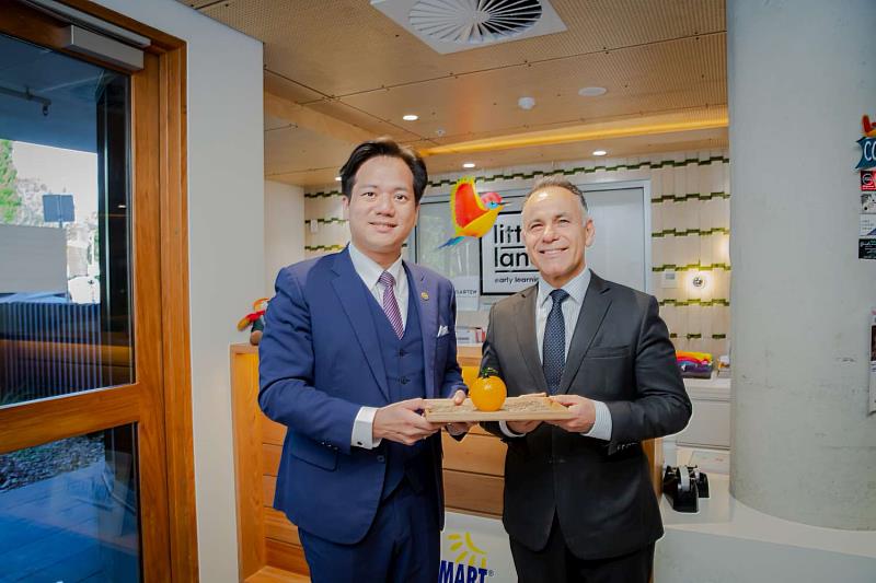 代理市長邱臣遠致贈玻璃藝品「大吉大利」予維州自由黨前黨魁John Pesutto州議員