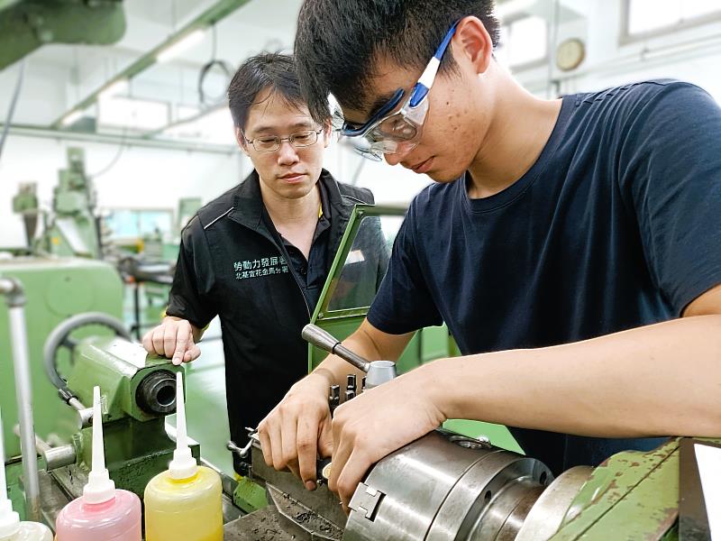 北分署工業機械職類選手潘柏丞(右),備賽期間每日練習長達9至10小時,強化反應與精準度。
