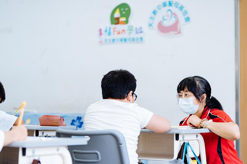 偏鄉兒童課輔班社工關心孩子的日常,陪孩子經歷許多生活上的第一次。