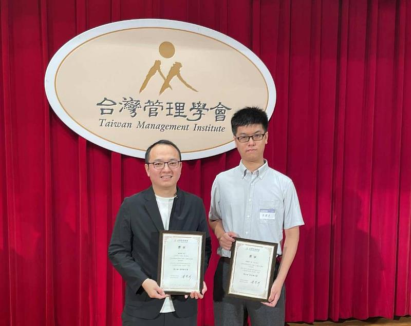 李君彥同學（右）以「基於深度強化學習之NOMA下eMBB及URLLC服務復用」榮獲碩士組佳作獎，左為徐逸懷指導老師