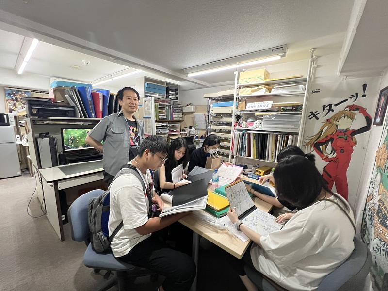 亞大數媒系同學到日本動畫工作室，近距離觀摩原畫與分鏡，了解產業運作。