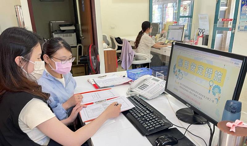 就服員為民眾說明僱用安定措施（示意圖）