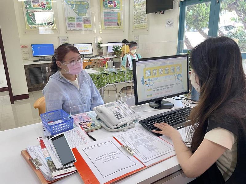 民眾臨櫃詢問僱用安定措施（示意圖）