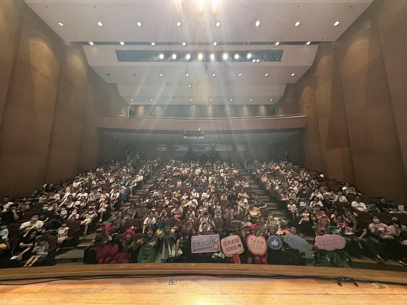 演出結束大合照，表演結束但歡樂的氣氛一直持續著。