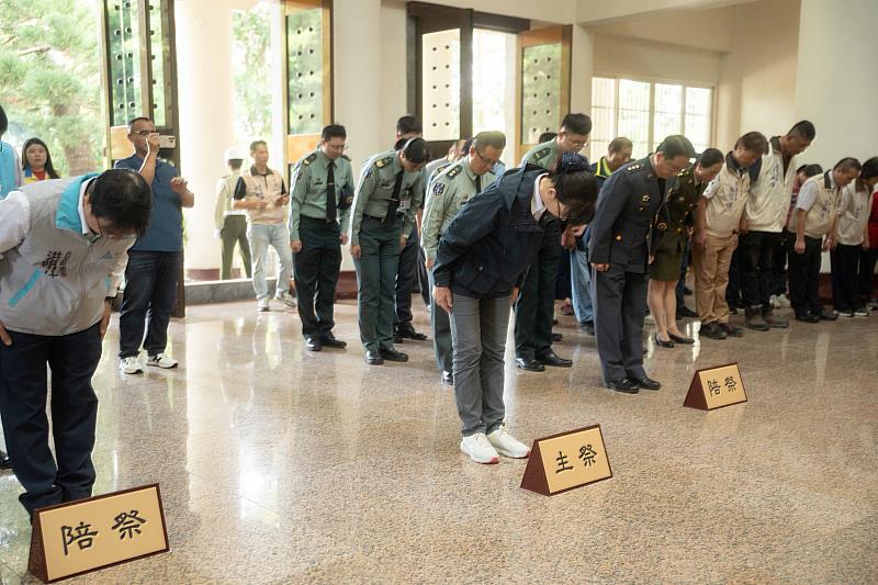 現場多位市議員、地區各駐軍部隊官兵、機關團體代表及先烈遺族出席致祭。