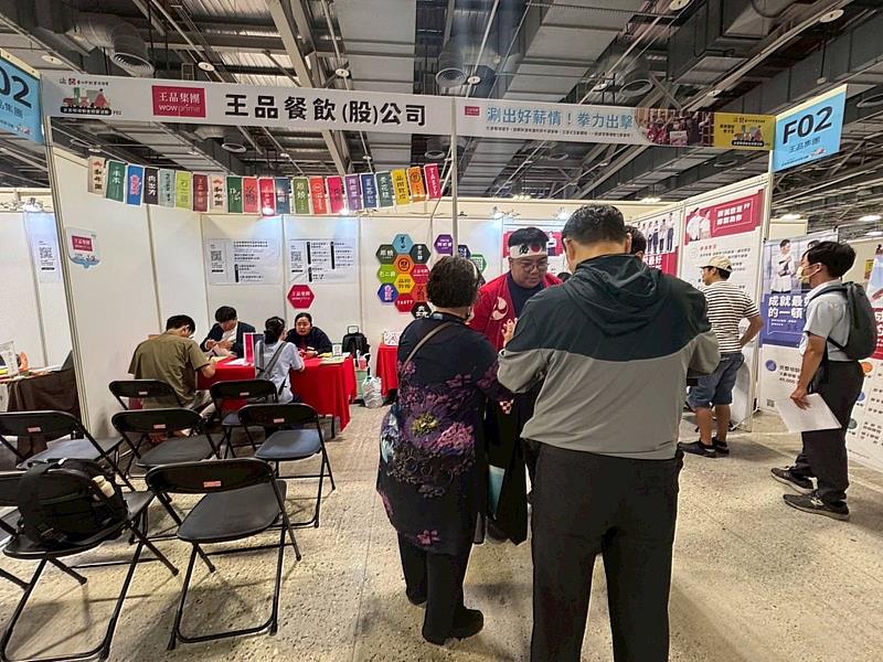 瞄準第4季聚餐旺季，王品擴大徵才，9月深入六都盛大舉辦聯合招募，求職者報名相當踴躍。