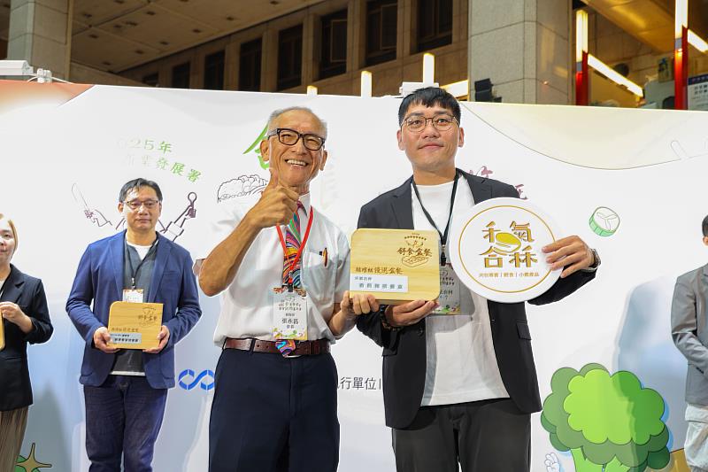 林建穎(右)接受表揚