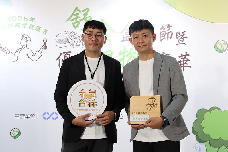 公廣系系友鐘啓榮(右)、林建穎(左)共同經營餐飲品牌「禾氣合秝」，以「香煎豬排餐盒」榮獲「2025舒食盒餐甄選」循環盒餐組優選