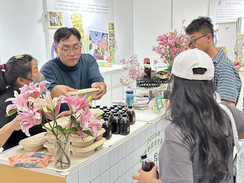 林建穎(左2)在台北車站大廳展售餐盒，傳遞健康與永續的理念