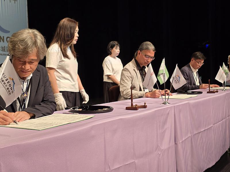 三方代表於「工藝文化與設計交流合作備忘錄」的簽署儀式中，盼透過工藝、設計、技術、研究、推廣等多面向合作，建立長期夥伴關係，並開啟雙方人員互訪、知識分享與展覽交流的新篇章。